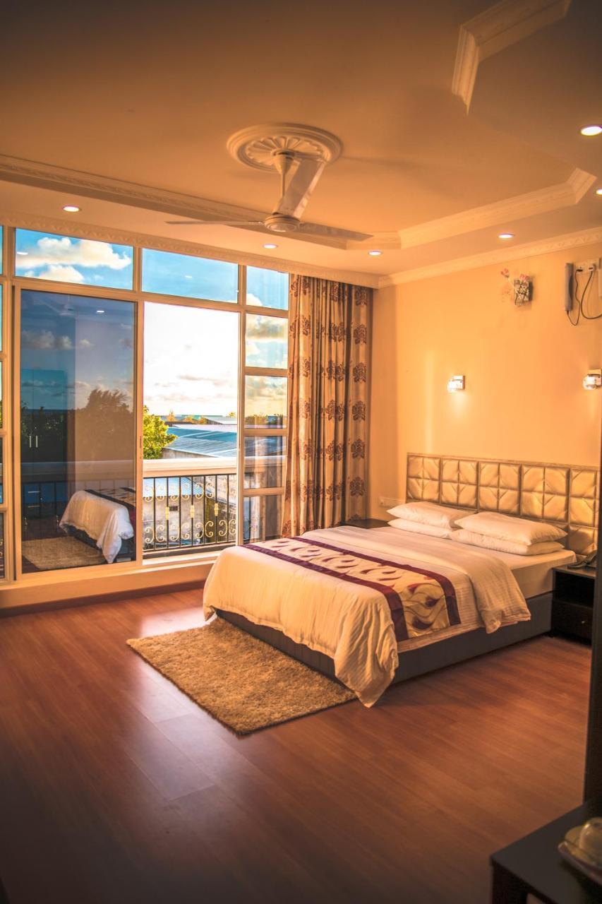 Abuharee Grand Hotel Addu City Екстериор снимка