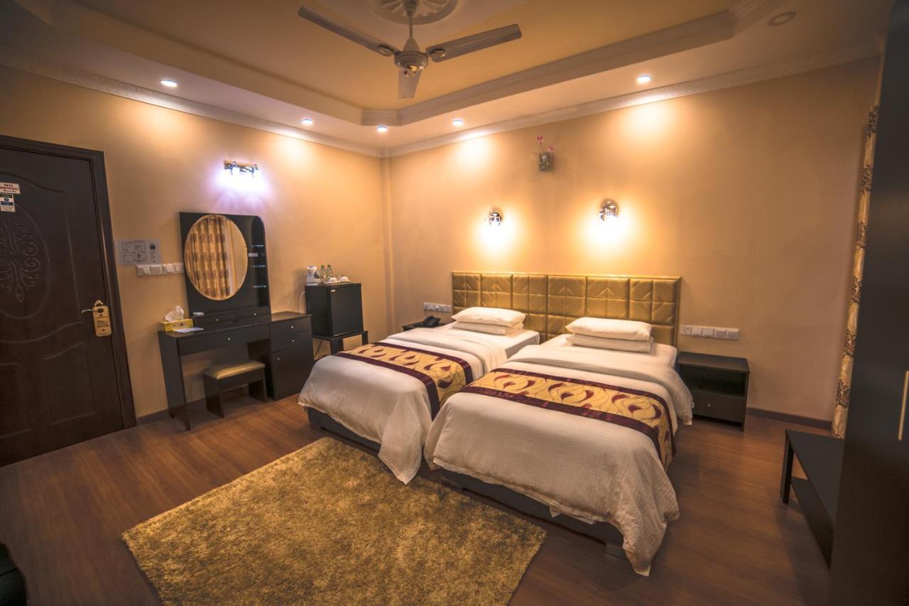 Abuharee Grand Hotel Addu City Екстериор снимка