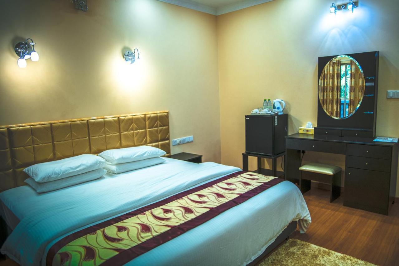 Abuharee Grand Hotel Addu City Екстериор снимка