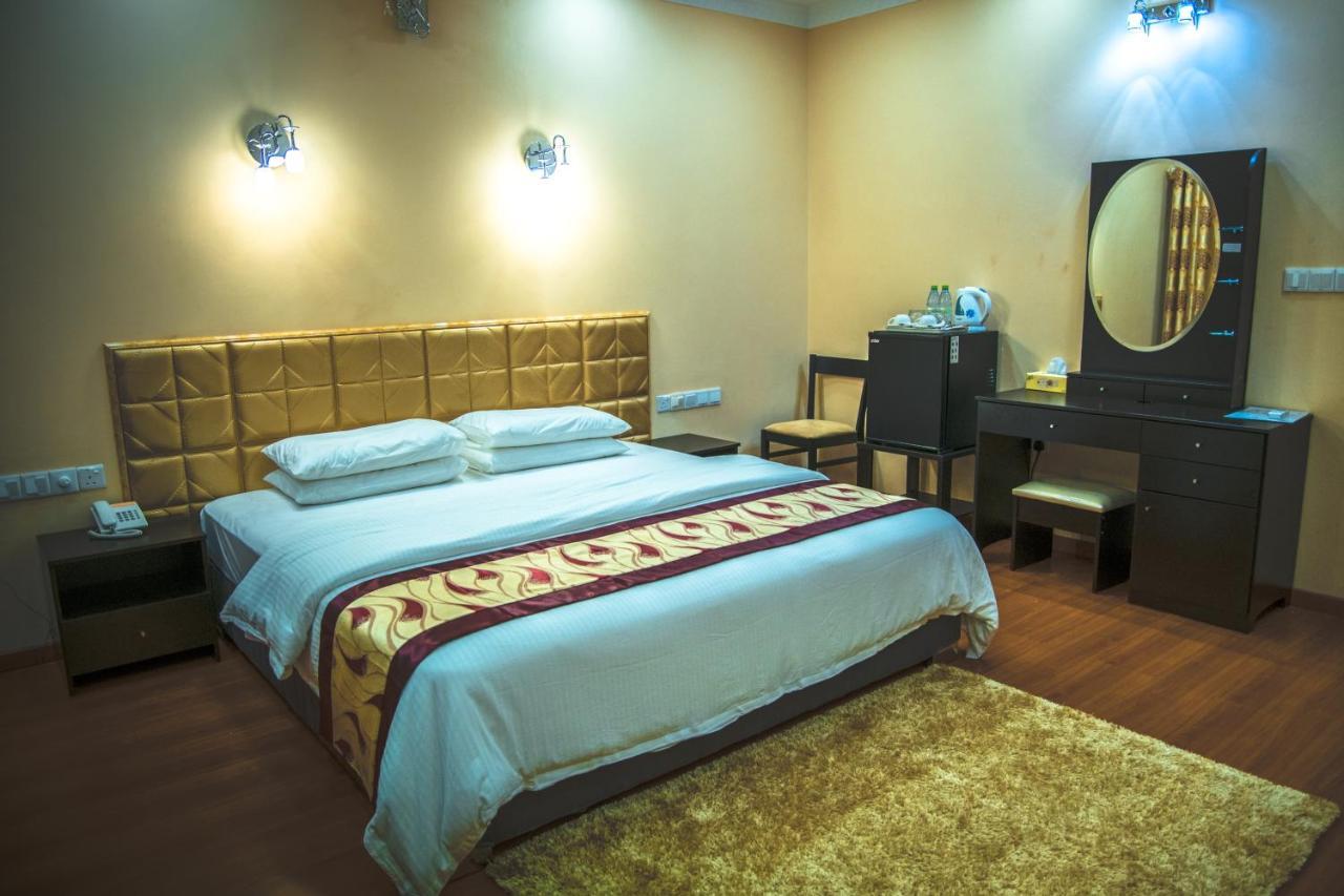 Abuharee Grand Hotel Addu City Екстериор снимка