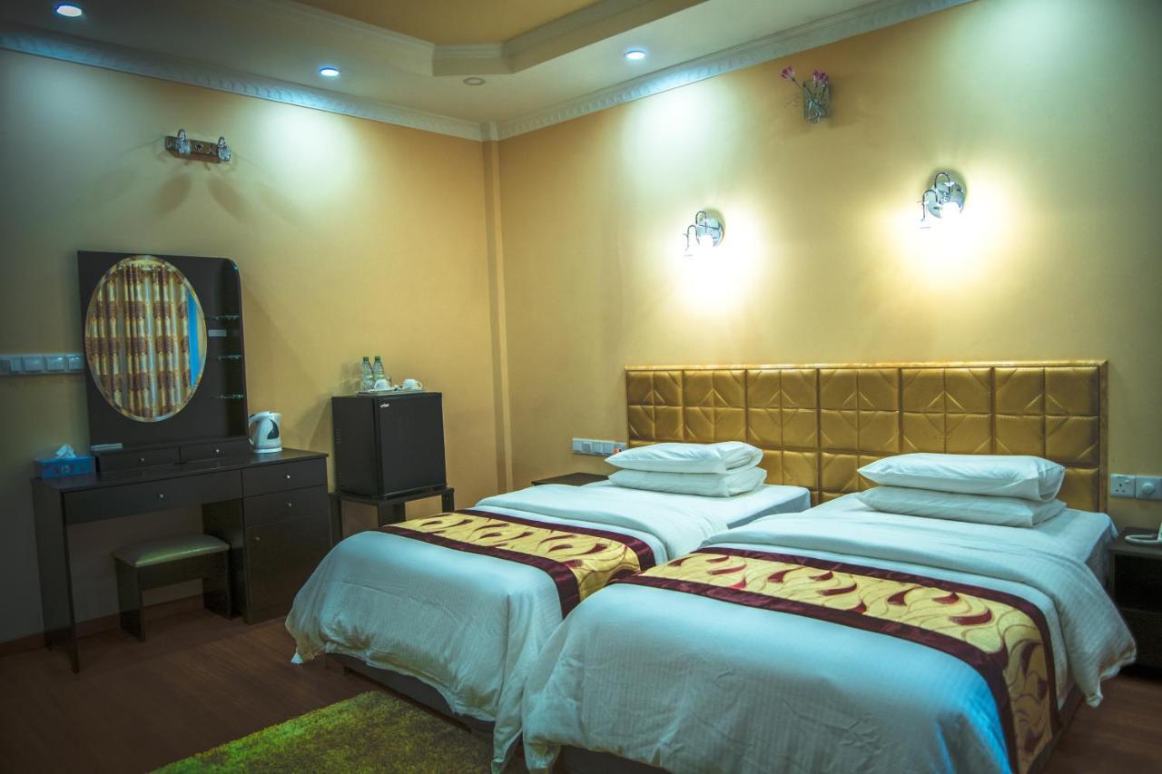 Abuharee Grand Hotel Addu City Екстериор снимка